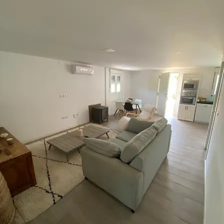 Casa Contener אסטפונה